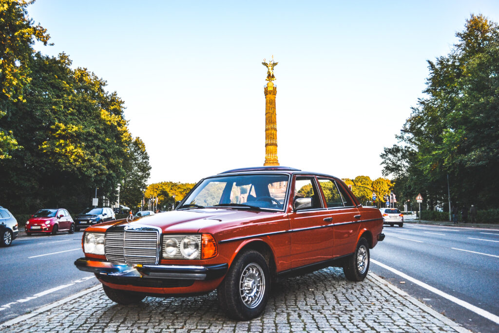 W123 englischrot in Berlin