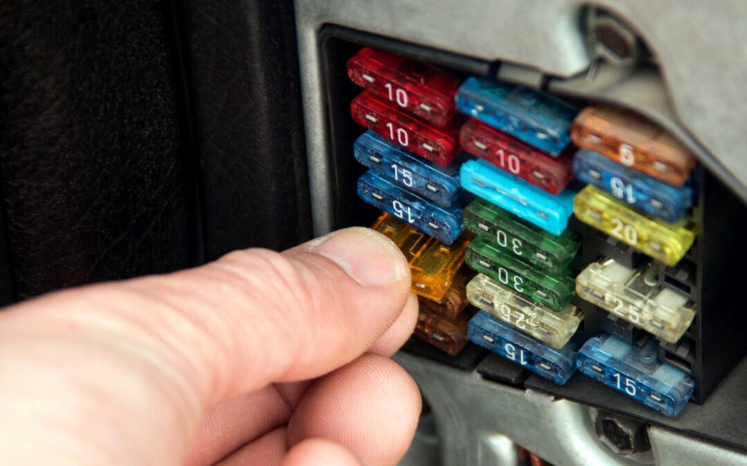 Defekte Sicherung im Oldtimer erkennen und reparieren