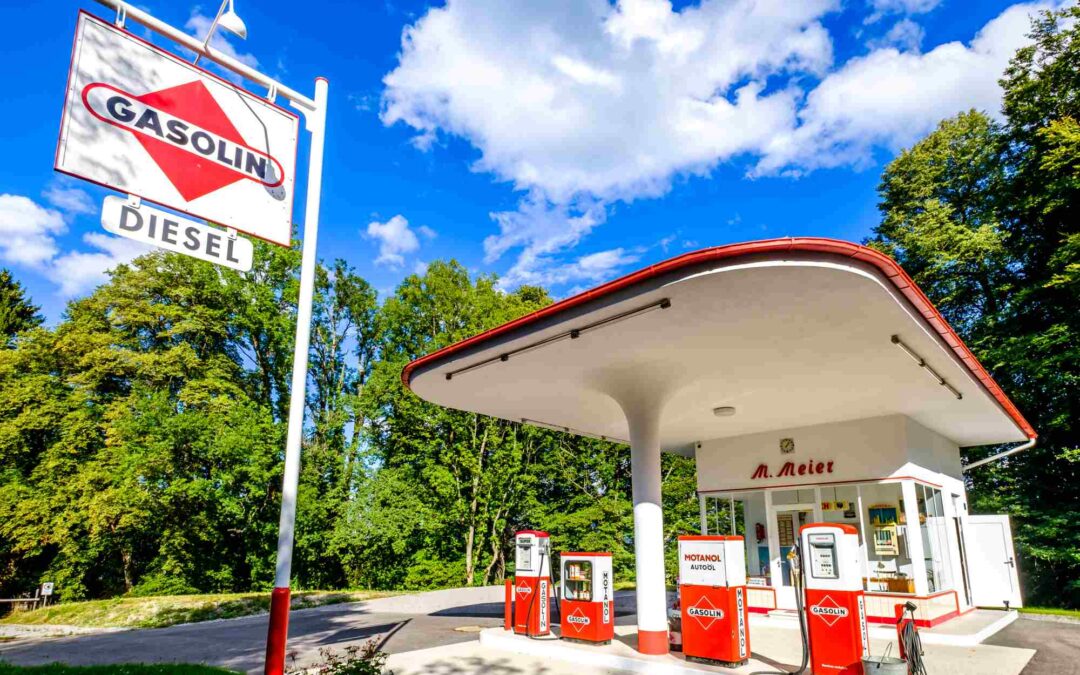 Die Geschichte der Tankstelle: Von der Apotheke zur Zapfsäule