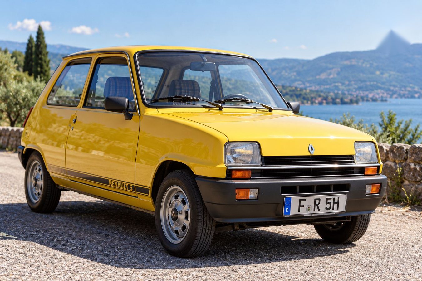 Klein, kantig und unverwechselbar: Ein gelber Renault 5 bringt ordentlich Farbe in die idyllische Landschaft am See. KI-generiertes Bild, erstellt mit ChatGPT/DALL-E.