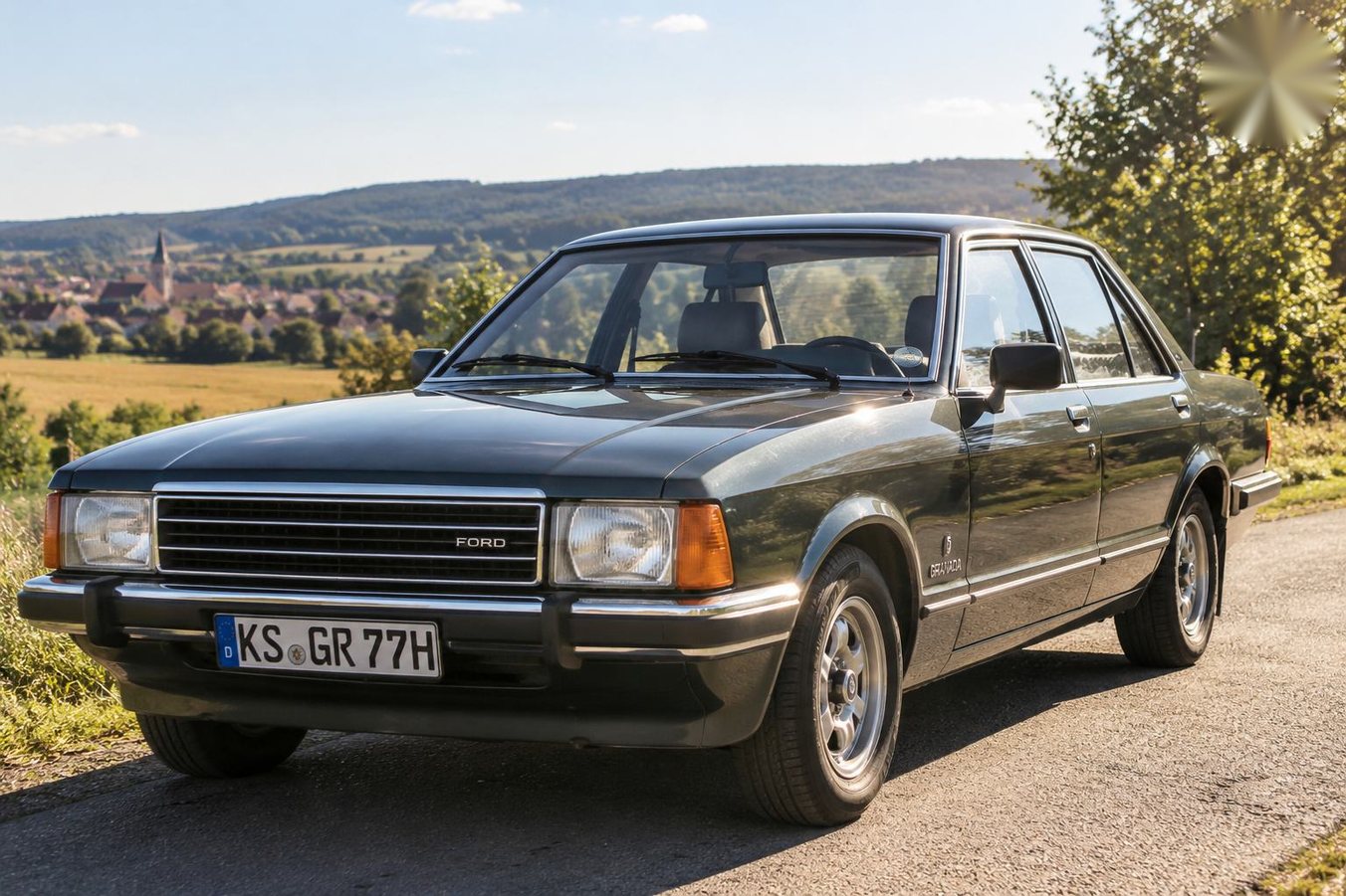 Ein Stück automobile Siebzigerjahre-Romantik: Der Ford Granada unterwegs auf einer ruhigen Landstraße im Grünen. KI-generiertes Bild, erstellt mit ChatGPT/DALL-E.