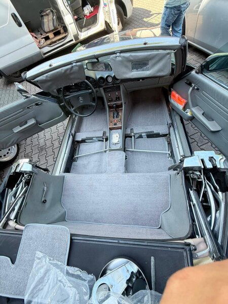 Teppichsatz Teppich für Mercedes SL107 R107/W107 Gummi Absatzschoner grau (Velours)